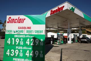 Znak s trenutnim cijenama goriva prikazan je na benzinskoj postaji u Los Angelesu, Kalifornija 2. ožujka 2026.